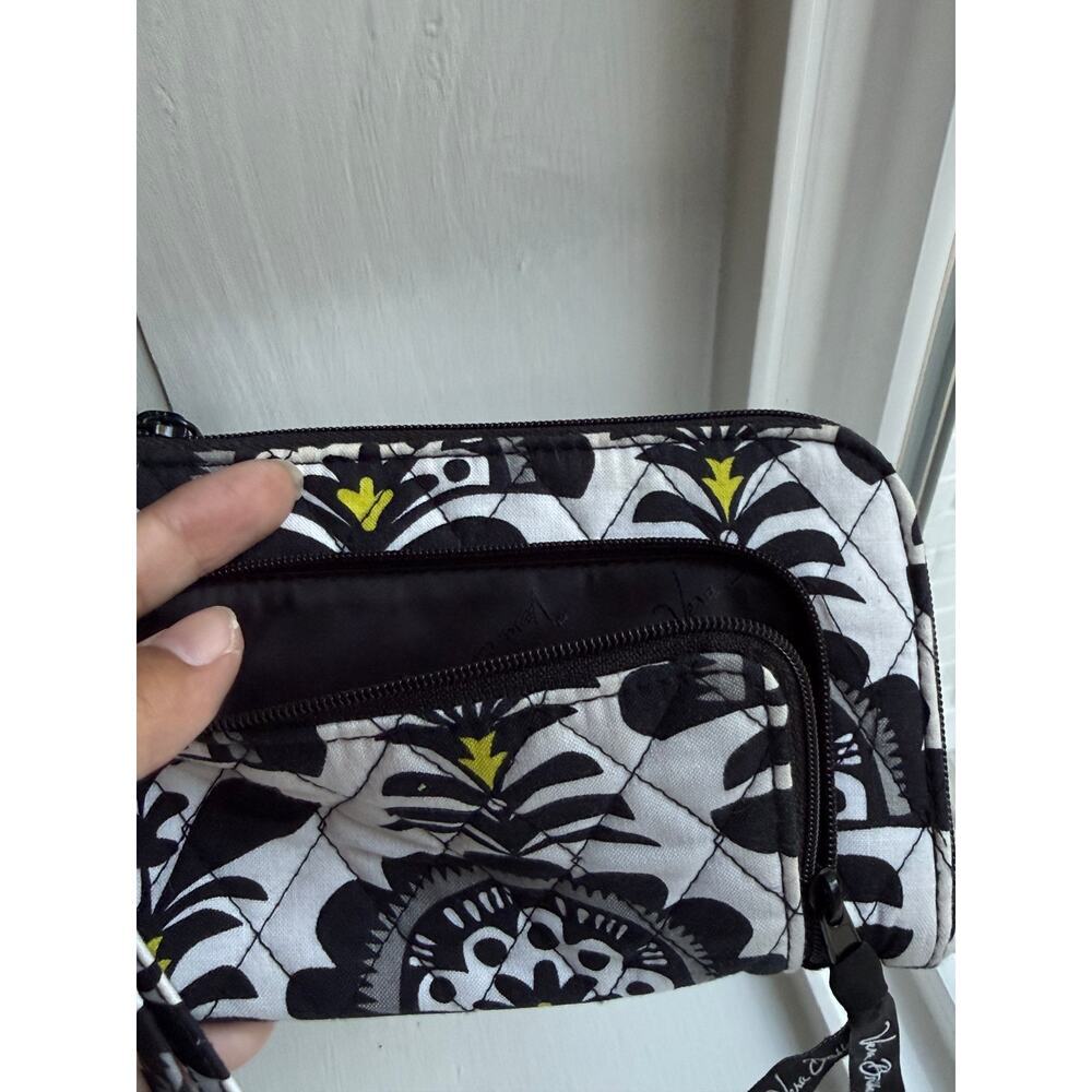 Vera Bradley Zip Around Wallet Wristlet Black White Floral Quilted Organizer - Picture 5 of 6